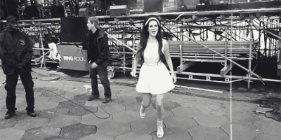 Artiesten Koningin Gifs Lana del rey glimlach leven gelukkig lachend podium prestatie born to die 
