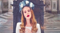 Lana Del Rey GIF. Artiesten Gifs Lana del rey 2012 Glimlach Mooi Indie Zwart en wit Geboren Blauw fluweel Isartpop 