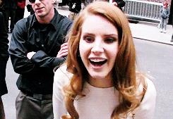 Artiesten Roken Gifs Lana del rey gelukkig vrouw hoog zwart en wit born to die 