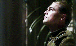 Leonardo Dicaprio GIF. Leonardo dicaprio Gifs Filmsterren Schouderophalend Zwart en wit Schouderophalen 