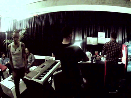 Artiesten Linkin park Gifs Chester Bennington papercut 