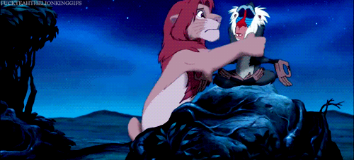 Baby Leeuw Gifs probeert 