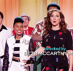 Maya Rudolph GIF. Bruid Bruiloft Gifs Filmsterren Maya rudolph Jurk Kak De bruidsmeisjes 