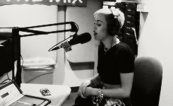 Miley Cyrus GIF. Liefde Artiesten Miley cyrus Gifs Vevo Zwart en wit Muziekvideo Wrecking ball Bangerz 