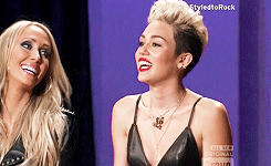 Miley Cyrus GIF. Artiesten Miley cyrus Gifs Fysica Wrecking ball Natuurkunde professor 