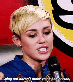 Miley Cyrus GIF. Artiesten Miley cyrus Gifs Amas2013 Wrecking ball 
