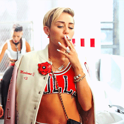 Miley Cyrus GIF. Artiesten Miley cyrus Roken Gifs Muziekvideo 23 Trending 