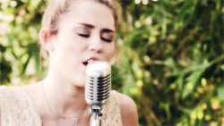 Miley Cyrus GIF. Artiesten Miley cyrus Gifs We cant stop 
