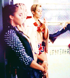 Miley Cyrus GIF. Artiesten Miley cyrus Gifs 2013 Snl 