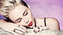 Miley Cyrus GIF. Artiesten Miley cyrus Gifs Fysica Wrecking ball Natuurkunde professor 