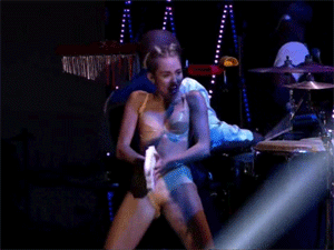 Liefde Artiesten Miley cyrus Gifs VEVO zwart en wit muziekvideo wrecking ball bangerz 