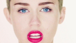 Miley Cyrus GIF. Artiesten Miley cyrus Gifs Reblog Volgen Wrecking ball Repost 