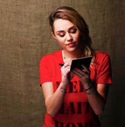 Miley Cyrus GIF. Huilen Artiesten Schattig Miley cyrus Gifs Wrecking ball 