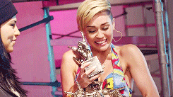 Miley Cyrus GIF. Artiesten Miley cyrus Gifs 2013 Gelukkig Snl Saturday night live Ochtendshow Mornin miami 