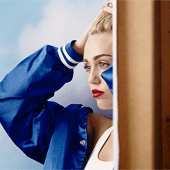 Artiesten Miley cyrus Gifs glimlach onhandig 