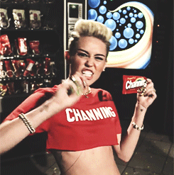 Miley Cyrus GIF. Artiesten Miley cyrus Gifs Wrecking ball Miley cyrus sloopkogel 