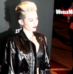 Miley Cyrus GIF. Liefde Artiesten Schattig Miley cyrus Gifs Wrecking ball 