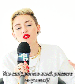 Miley Cyrus GIF. Bang Artiesten Miley cyrus Gifs Geschokt Beschaamd Verlegen Bekentenis 