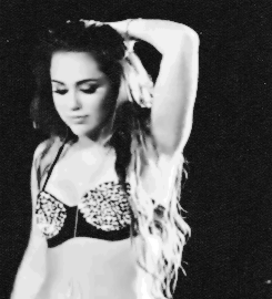 Miley Cyrus GIF. Boos Artiesten Miley cyrus Dronken Gifs  Gek 