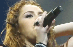 Miley Cyrus GIF. Artiesten Miley cyrus Roken Gifs Emas 2013 