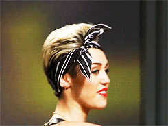 Miley Cyrus GIF. Artiesten Miley cyrus Gifs Wrecking ball Miley cyrus sloopkogel 
