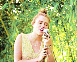 Miley Cyrus GIF. Artiesten Miley cyrus Gifs Wrecking ball Miley cyrus sloopkogel 