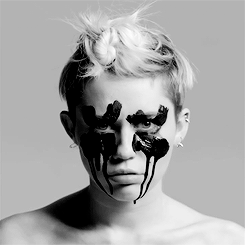 Miley Cyrus GIF. Artiesten Miley cyrus Gifs Wrecking ball Miley cyrus sloopkogel 