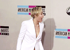 Miley Cyrus GIF. Artiesten Miley cyrus Gifs Glimlach Onhandig 