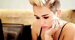 Miley Cyrus GIF. Huilen Artiesten Schattig Miley cyrus Gifs Wrecking ball 