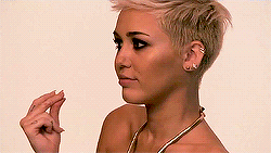 Miley Cyrus GIF. Artiesten Miley cyrus Roken Gifs Emas 2013 