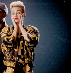 Miley Cyrus GIF. Liefde Artiesten Miley cyrus Gifs Reblog Diva Miley 23 Miley ray cyrus Orgulho 