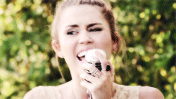 Miley Cyrus GIF. Grappig Sport Artiesten Miley cyrus Gifs Wrecking ball 