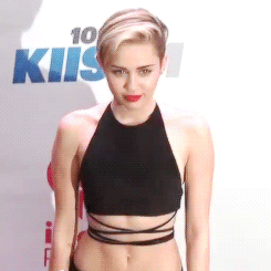 Miley Cyrus GIF. Liefde Artiesten Schattig Miley cyrus Gifs Wrecking ball 