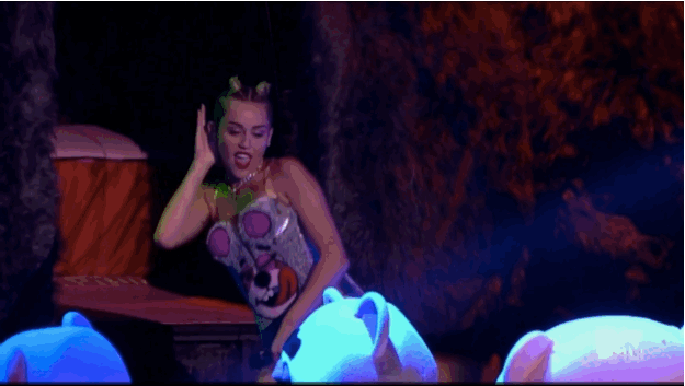 Artiesten Miley cyrus Gifs wrecking ball 