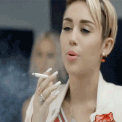 Miley Cyrus GIF. Artiesten Miley cyrus Roken Gifs Muziekvideo 23 Trending 