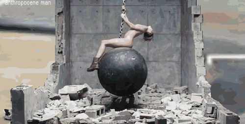 Grappig Sport Artiesten Miley cyrus Gifs wrecking ball 