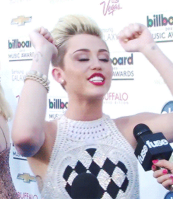 Miley Cyrus GIF. Artiesten Miley cyrus Gifs Reblog Diva Miley 23 Miley ray cyrus Orgulho 