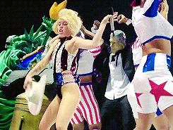 Huilen Artiesten Schattig Miley cyrus Gifs wrecking ball 