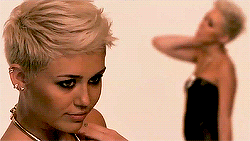 Miley Cyrus GIF. Artiesten Miley cyrus Gifs Wrecking ball Miley cyrus sloopkogel 