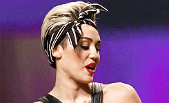 Miley Cyrus GIF. Artiesten Miley cyrus Gifs Fysica Wrecking ball Natuurkunde professor 