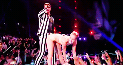Miley Cyrus GIF. Artiesten Miley cyrus Gifs Amas2013 Wrecking ball 