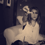 Miley Cyrus GIF. Artiesten Miley cyrus Gifs Fysica Wrecking ball Natuurkunde professor 