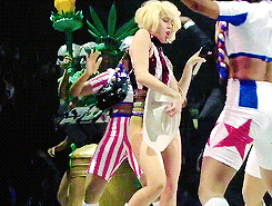 Miley Cyrus GIF. Liefde Artiesten Schattig Miley cyrus Gifs Wrecking ball 