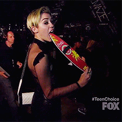 Miley Cyrus GIF. Artiesten Miley cyrus Gifs We cant stop 