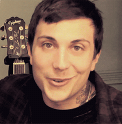 My Chemical Romance GIF. Artiesten My chemical romance Gifs Gerard manier Frank iero Mikey manier Ray tor 