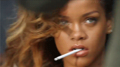 Rihanna GIF. Artiesten Roken Sigaret Rihanna Rook Gifs Onkruid Houding Marihuana Sigaretten 