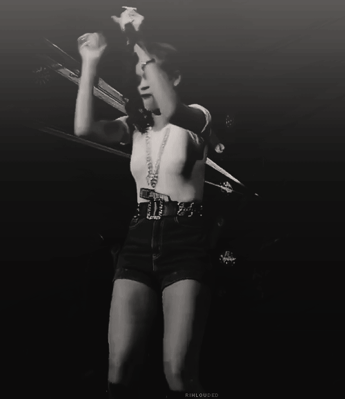 Dansen Artiesten Rihanna Gifs  dans poncho 