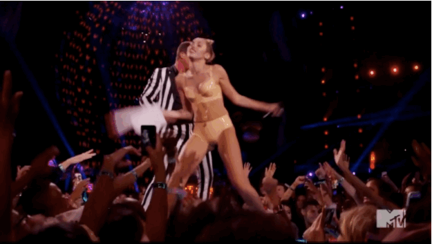 Artiesten Miley cyrus Omhelzing Gifs Robin thicke gelukkig VMAs menigte VMAs 2013 