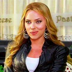 Scarlett Johansson GIF. Gifs Filmsterren Scarlett johansson Strutting Zwarte weduwe 