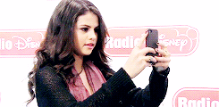 Selena Gomez GIF. Artiesten Selfie Selena gomez Gifs 